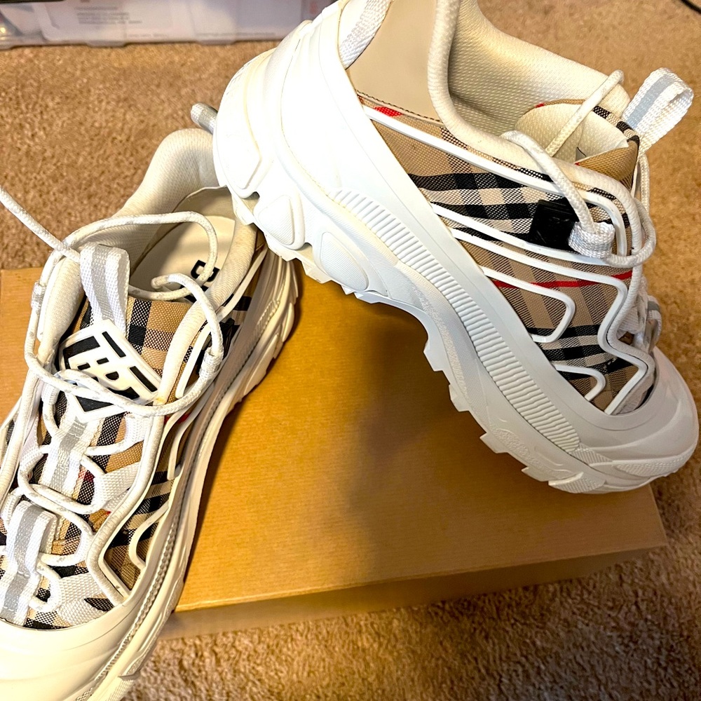 White Burberry sneakers